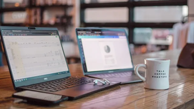 Pantalla de comparativa de software de frotas nun escritorio de oficina