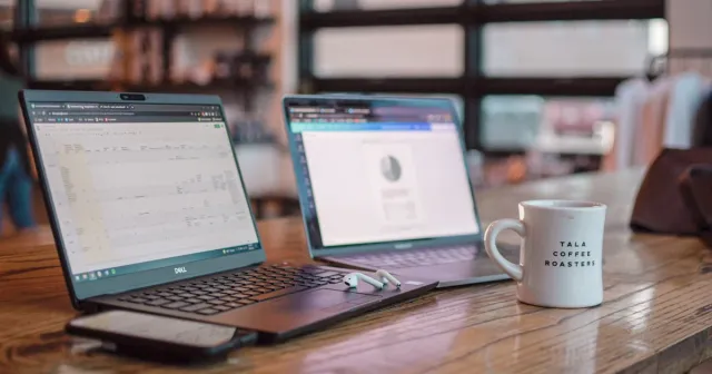 Pantalla de comparativa de software de flotas en escritorio de oficina