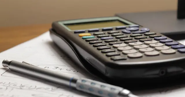 Calculadora y notas con desglose de costes de software empresarial