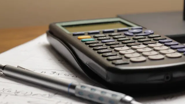 Calculadora e notas coa desagregación dos custos dun software empresarial