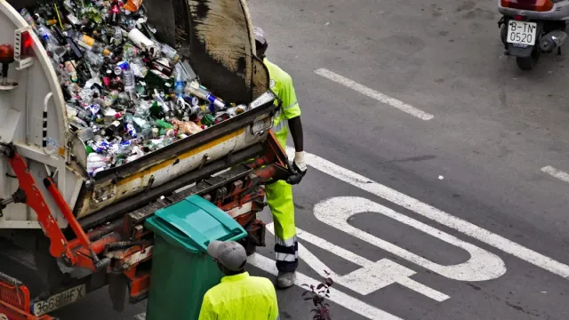 Vehículos municipais aparcados fronte a un edificio da administración pública