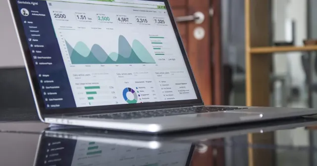 Gráficos de KPIs de ROI en plataforma de gestión de flotas con IA