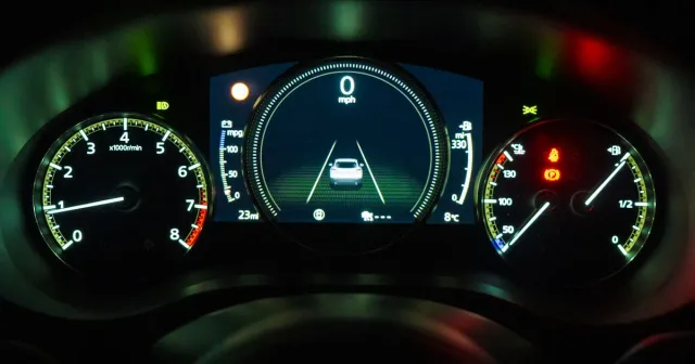 Volante de camión con tablero de telemetría mostrando indicadores de conducción