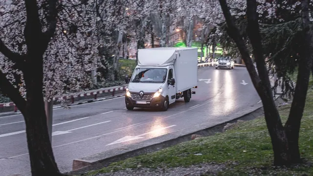 Furgonetas de servizos técnicos dunha peme aparcadas nunha zona industrial